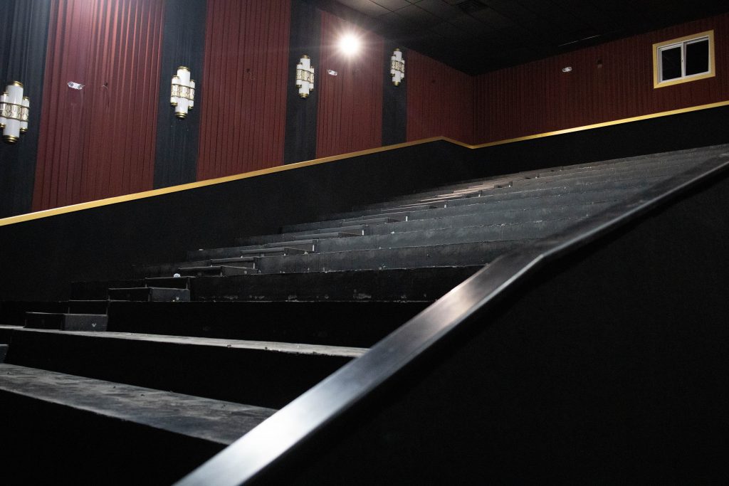 Sala All Cine Manizales antes de poner sillas