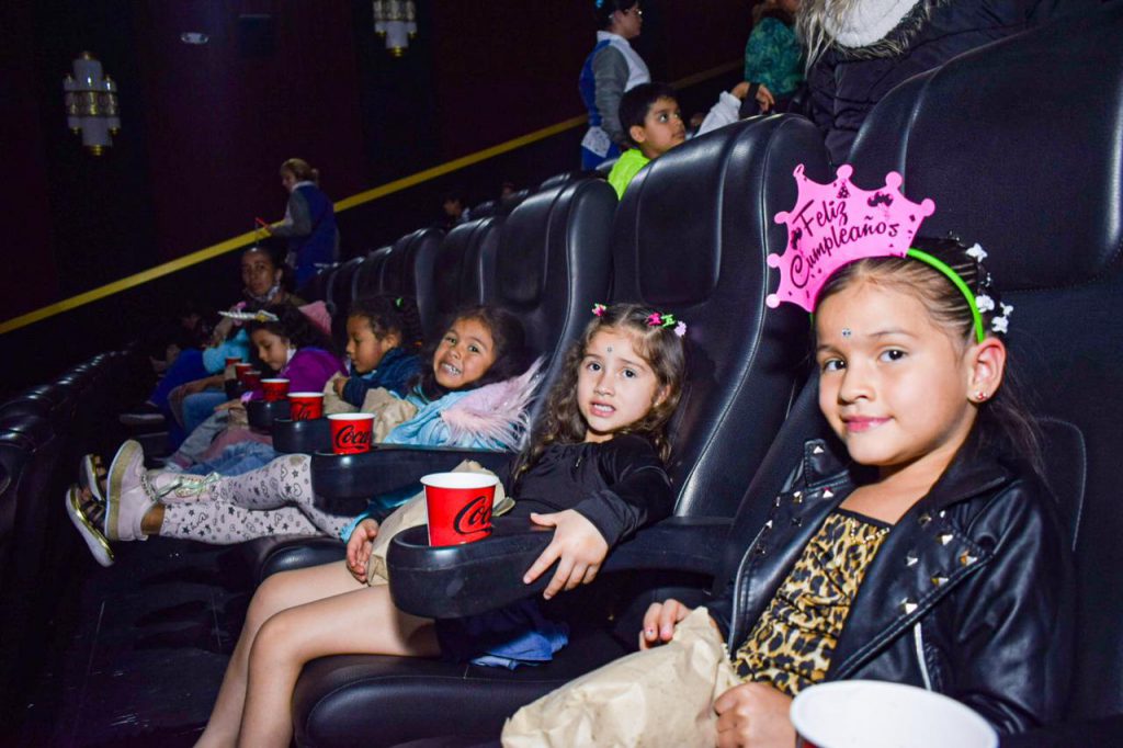 Niños sentados en la sala de All Cine Manizales