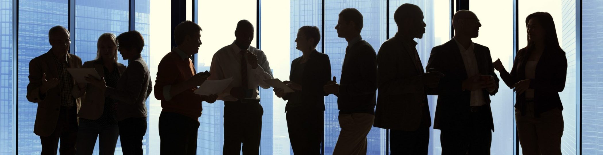 Grupo de negocios hablando en una reunión Grupo de negocios hablando en una reunión